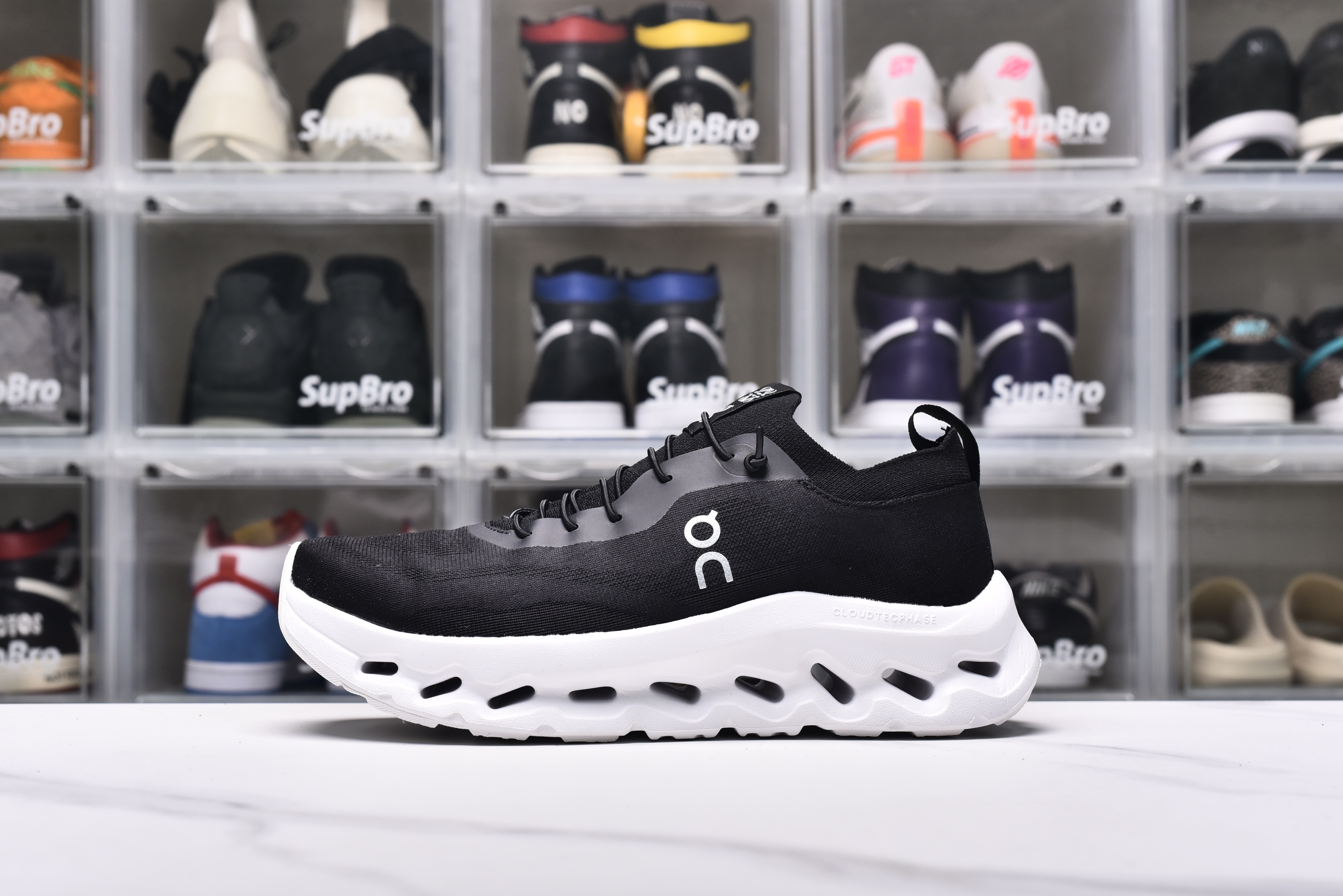 On Running Cloudtilt LOEWE 3090 BLACK WHITE 3MD10421530